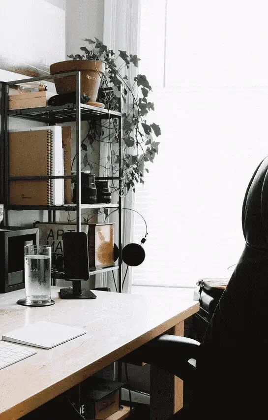 Photographie d'un bureau pour symboliser le travail en entreprise ou à domicile