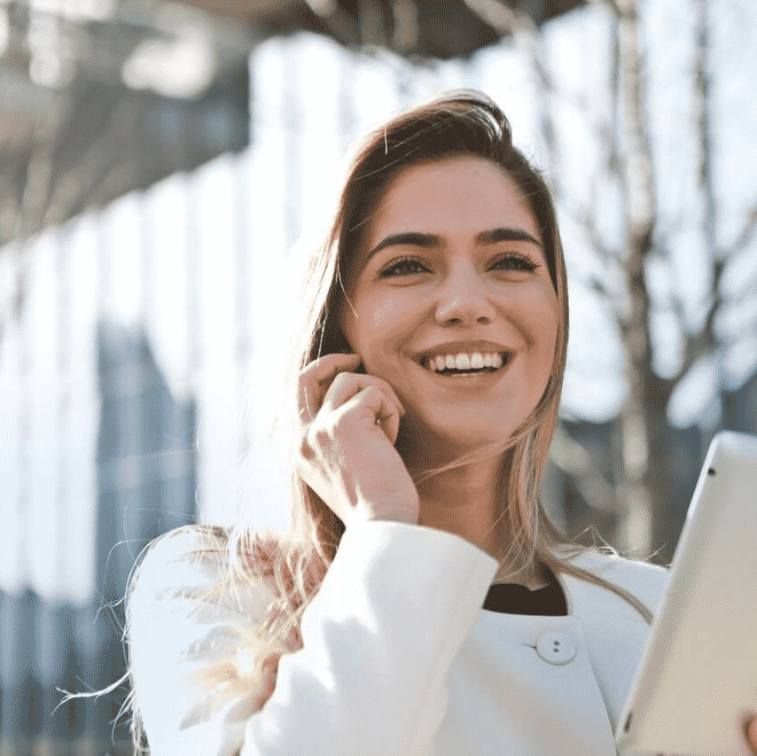 femme au téléphone pour illustrer la page démos gratuite de PH Formation